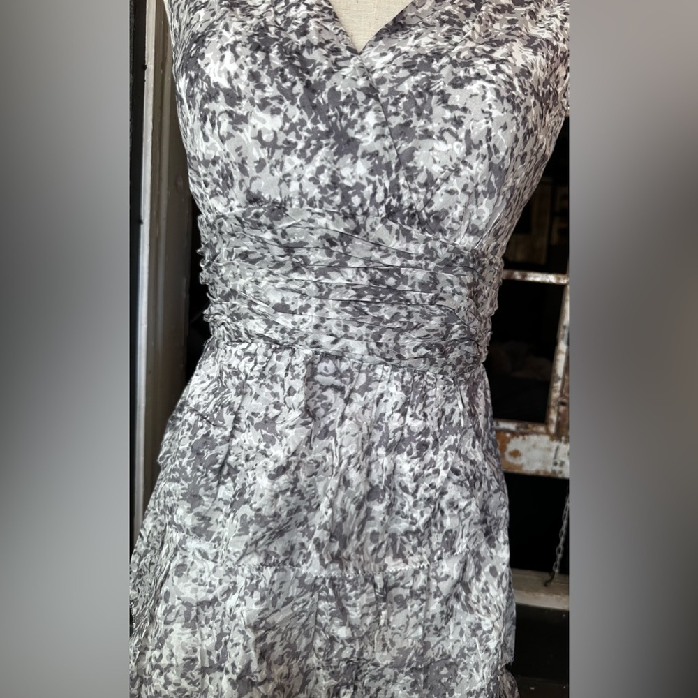 Talbots Size 2 Gray Abstract Floral Tiered Midi Dress Sleeveless V-Neck Cotton - Picture 3 of 10